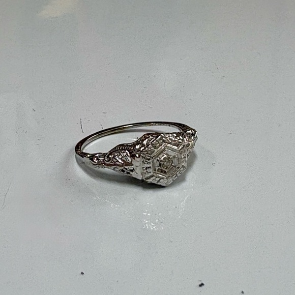 Antique Art Deco White Gold Filigree Ring – Hexagon Diamond Setting